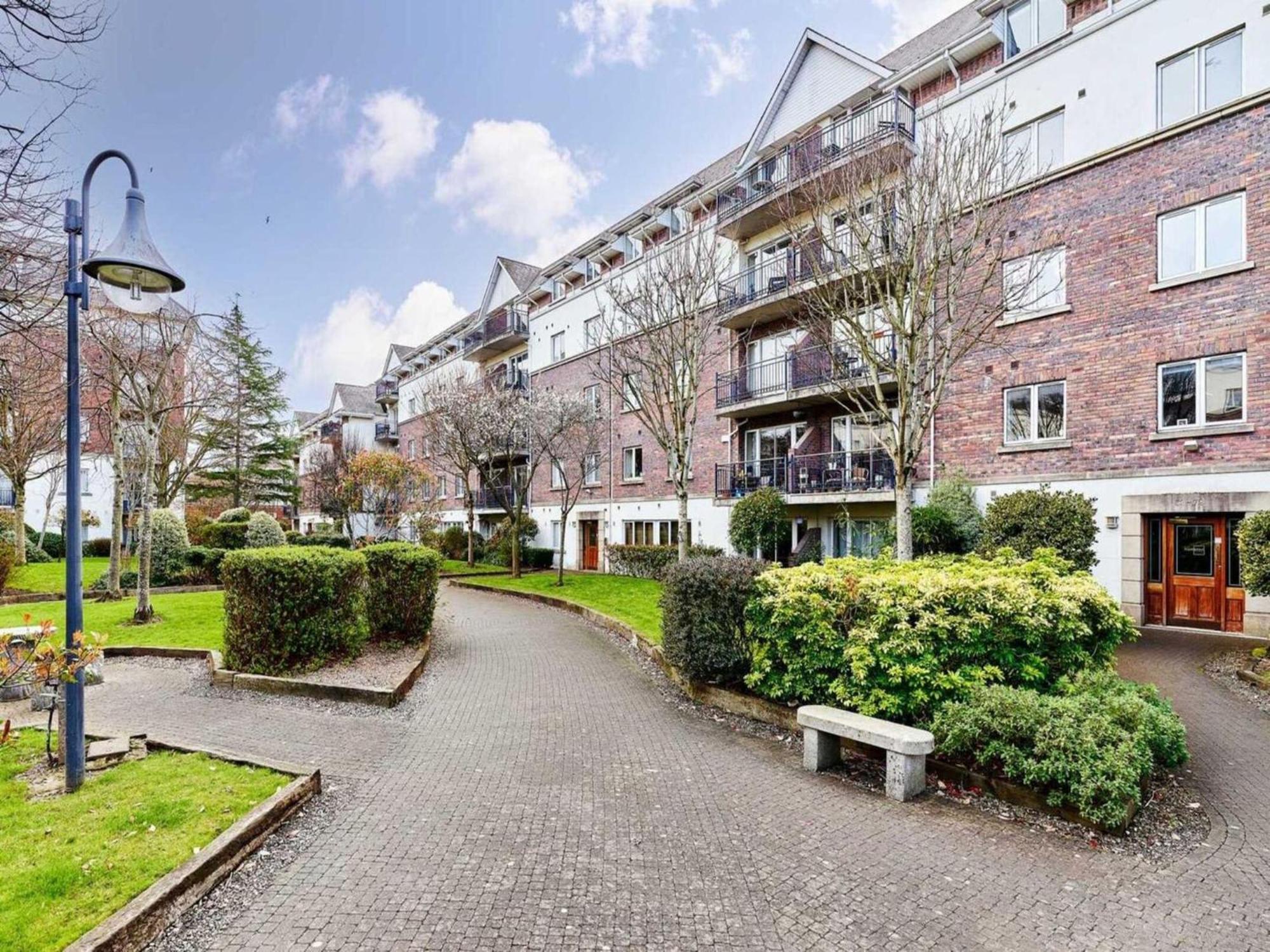 Apartment Gorgeous In With Swimming Pool *